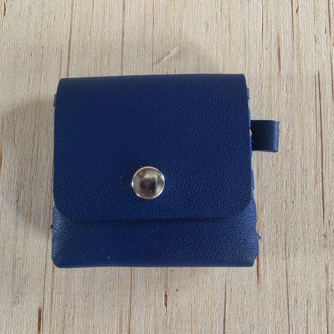 Leather Coin Purse (Category: Wallets & Card holders) located in Pasig City. Submitted by aerasdrafts (Listing ID 1457758916, Image 1). Description: As is. 2 inches size..