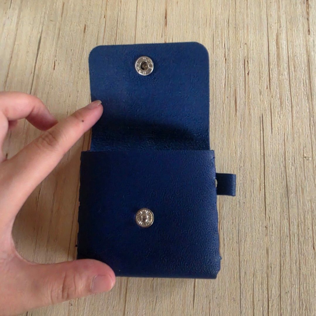Leather Coin Purse (Category: Wallets & Card holders) located in Pasig City. Submitted by aerasdrafts (Listing ID 1457758916, Image 3). Description: As is. 2 inches size..