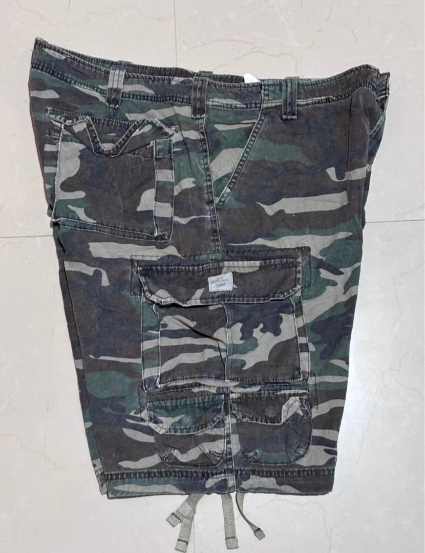 Lee Camouflage Cargo Short (Category: Shorts) located in Noveleta. Submitted by nep21 (Listing ID 1457721864, Image 2). Description: Lee Cargo Shorts Size 38x22x12 Very good condition 900 pesos Noveleta,Cavite location Shipping J&T or Lalamove.