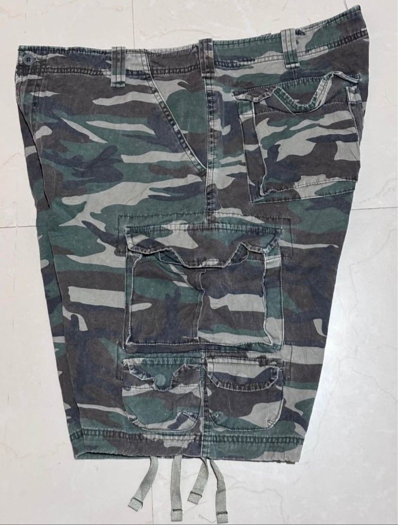 Lee Camouflage Cargo Short (Category: Shorts) located in Noveleta. Submitted by nep21 (Listing ID 1457721864, Image 3). Description: Lee Cargo Shorts Size 38x22x12 Very good condition 900 pesos Noveleta,Cavite location Shipping J&T or Lalamove.