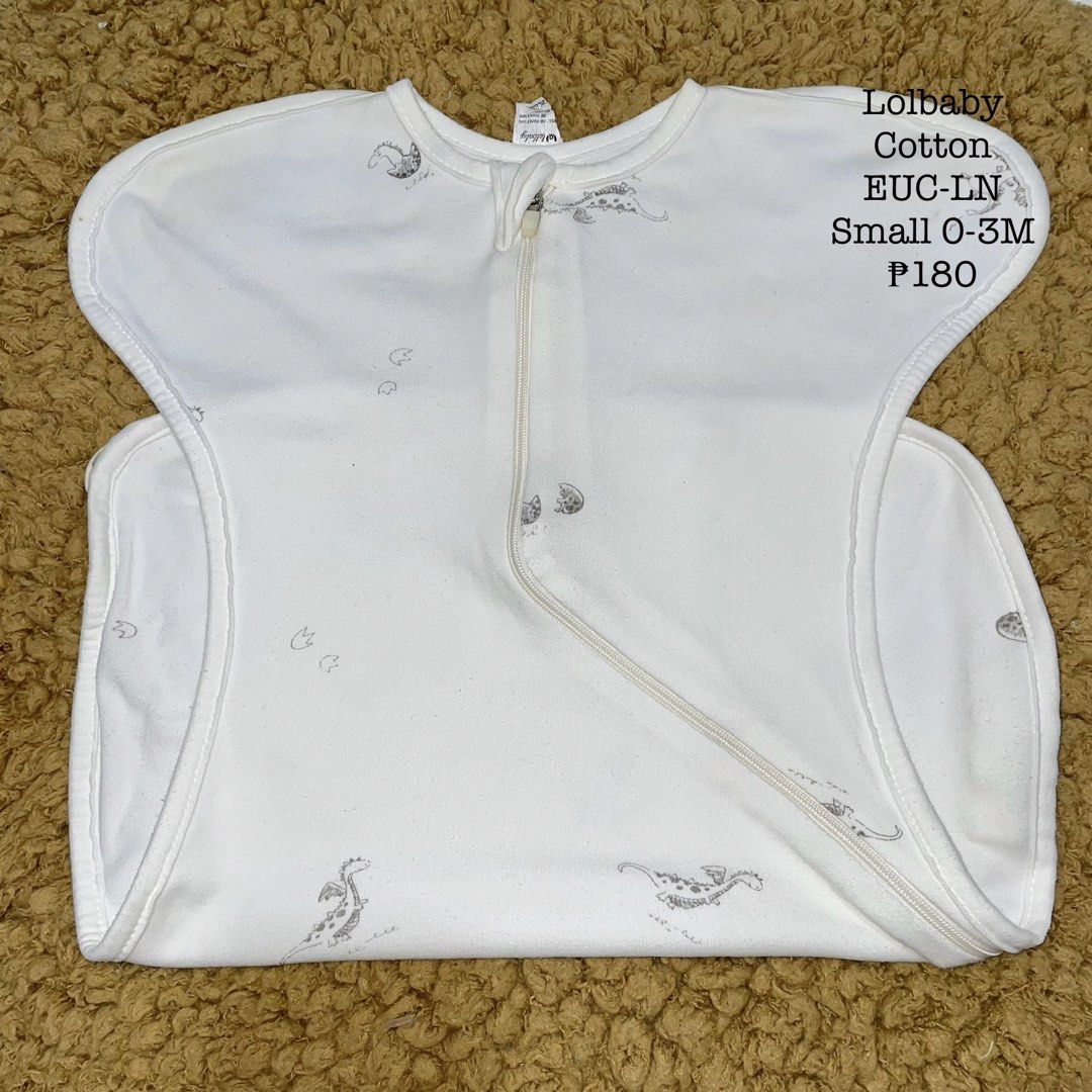 Lolbaby Cotton Swaddle Small 0-3M (Category: Babies & Kids Fashion) located in Davao. Submitted by snuggleswaddle (Listing ID 1457749855, Image 1). Description: - Brand: Lolbaby - Material: Cotton - Color: White - Print: Cute Dinosaur - Size: Small (fits 0-3 months) - Closure: Zipper for easy use - Benefit: Keeps baby snug and secure.