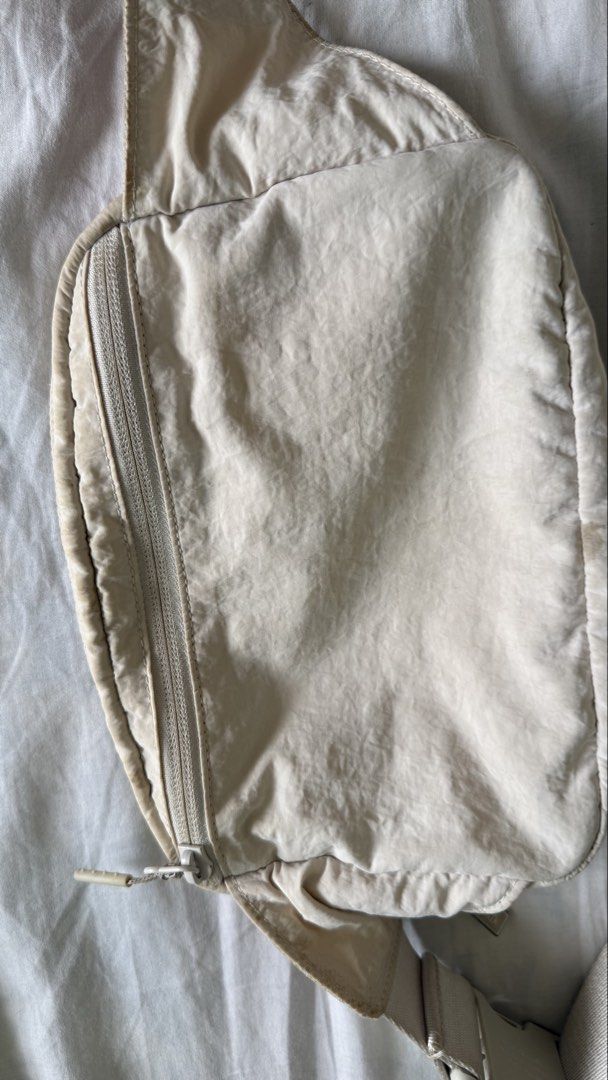 Lululemon Everywhere Belt Bag Large 2L (Category: Cross-body Bags) located in San Carlos City. Submitted by achisfinds (Listing ID 1457806808, Image 3). Description: 100 percent original Bought from the US Flaw on the front hardware (please see actual pic) Bag Dimensions: 21cm x 5.7cm x 14.6cm (8.3” x 2.2” x 5.7”) Volume: 2 Liters Strap Length: Up to 114cm (44.9”) fully extended Features: Two-way zipper, exterior zippered pocket, interior pockets