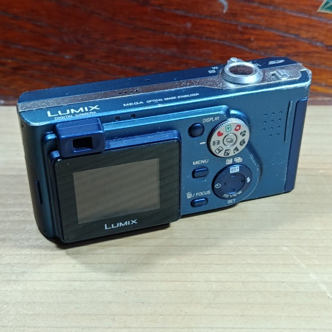 Lumix FX5 Digital Camera (Category: Cameras) located in Las Pinas. Submitted by 84vintage (Listing ID 1457832815, Image 3). Description: Issue : no batteries Ginagamit ito dati pero nawala charger so Hindi na nagamit when the battery ran out of juice. Sold as is where is parin.