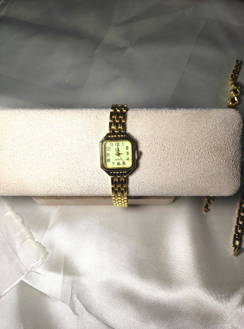 luxury vintage watch (Category: Luxury Watches) located in Manila. Submitted by lovedb_yyy (Listing ID 1457775978, Image 1). Description: luxury vintage watch clearance sale - with box - non tarnish upon proper care no cod.