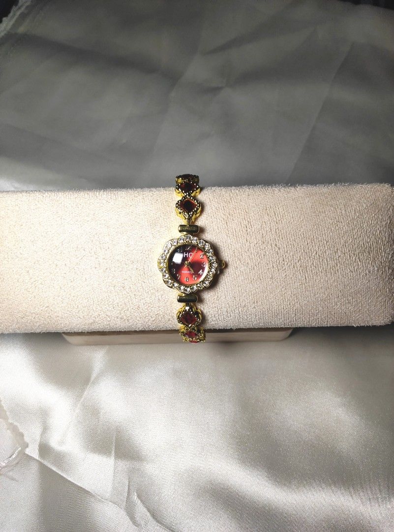 luxury vintage watch (Category: Luxury Watches) located in Manila. Submitted by lovedb_yyy (Listing ID 1457777412, Image 1). Description: luxury vintage watch clearance sale - with box - non tarnish upon proper care no cod.