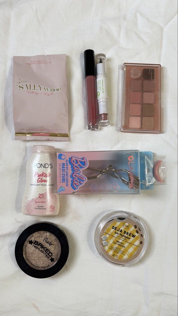 Makeup bundle (Category: Makeup) located in Kajang. Submitted by imanpotter (Listing ID 1457776817, Image 1). Description: Satu for RM4 9 for RM25 (exc psotage) Postage RM7/15 Exp date:Unknown .