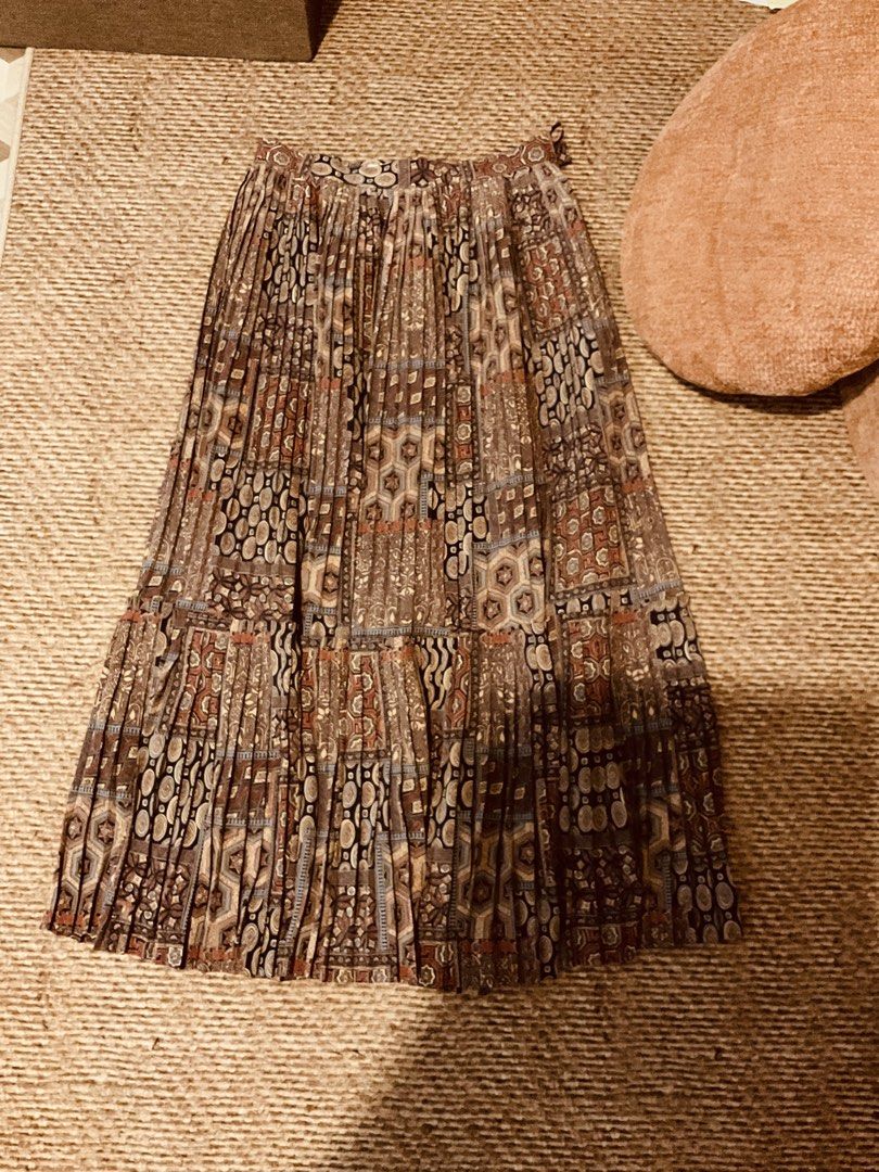 Maxi Vintage Boho Pleated Skirt (Category: Skirts) located in Tuguegarao City. Submitted by rewear_files (Listing ID 1451791329, Image 1). Description: Size: 24-25 in Length: 35 in.