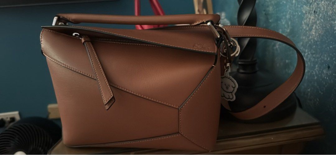 Medium Puzzle Edge bag in classic calfskin (Category: Luxury Bags & Wallets) located in Manila. Submitted by minalimmm (Listing ID 1457781581, Image 1). Description: - Loewe Puzzle Bag - Small Size - Color: Tan - Material: Genuine Leather - Wearable as Shoulder Bag or Crossbody - Ideal for Everyday Use.