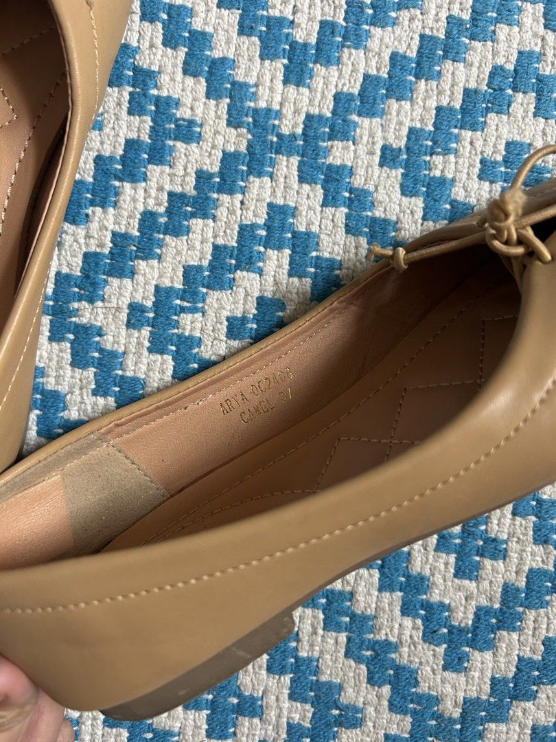 Mendrez Nude Sandals (Category: Flats & Sandals) located in Naga. Submitted by declutteredbyjoanna (Listing ID 1457760599, Image 2). Description: Size 7 or 6.5 USA.