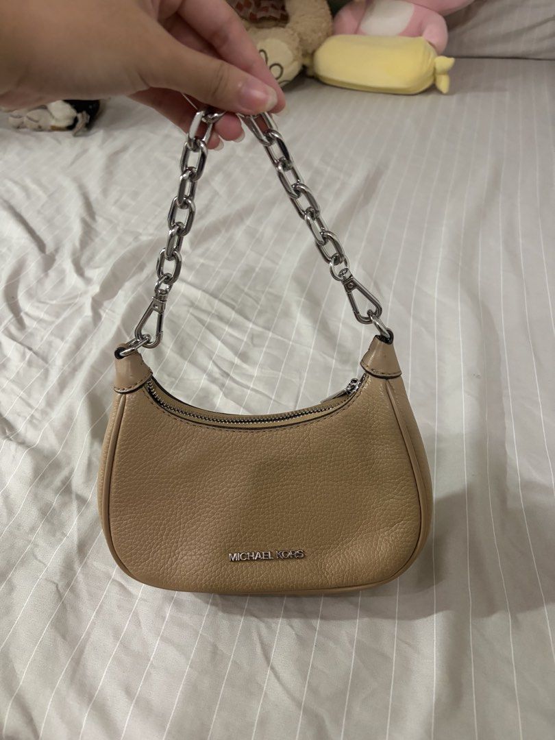 Michael Kors Leather Hobo Bag (Category: Luxury Bags & Wallets) located in Las Pinas. Submitted by viedecluters (Listing ID 1457880156, Image 2). Description: blue stain on the side and back of the bag barley noticeable check last 2 slides for pic of the stain.