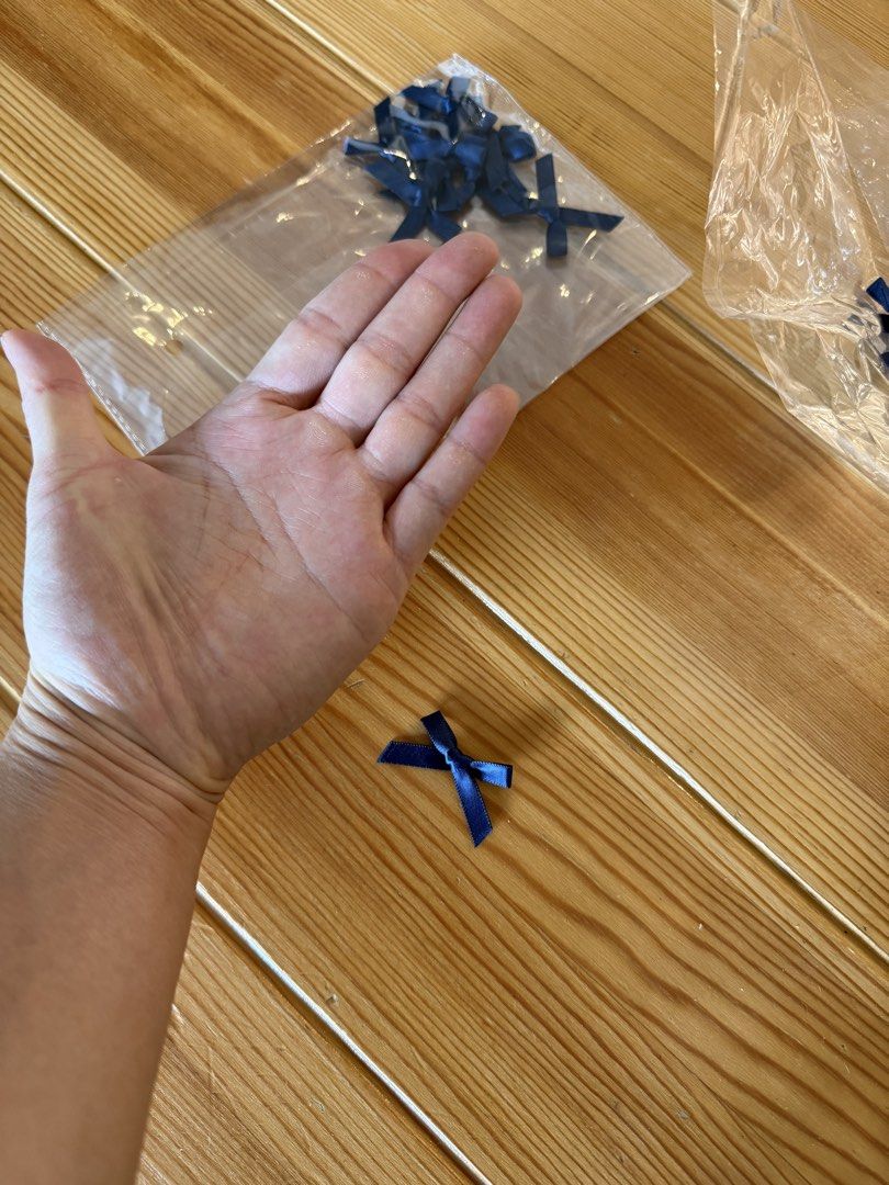 mini ribbon bow （分類：文具及工藝 - 畫作及印刷品）位於 Hong Kong。 由 rubywang0126 提交（商品編號 1457769607，圖片 3）。簡介： 買來做手工 但是未用 數量見圖一。