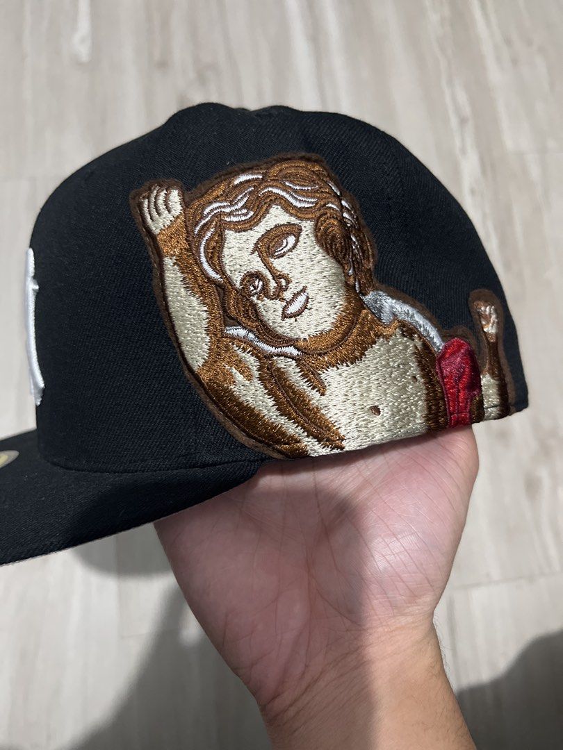 New Era 59FIFTY Yankees Cap (Category: Caps & Hats) located in Legazpi City. Submitted by tr3ymann (Listing ID 1457865882, Image 3). Description: - Brand New Era 59FIFTY Cap - Color: Black - Team Logo: White New York Yankees logo - Unique Detail: Brown and gold accents on the sides - Size: 7 3/8 .