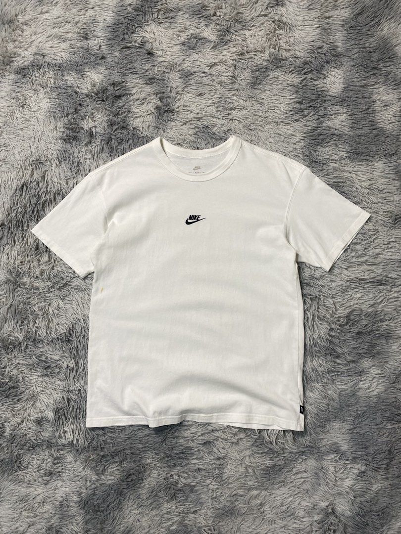 Nike Heavy Cotton Shirt (Category: Tshirts & Polo Shirts ) located in Solano. Submitted by solothrifting (Listing ID 1457773880, Image 1). Description: Nike Heavy Cotton Shirt Condition: 9/10 yellow stains Size on tag: M.
