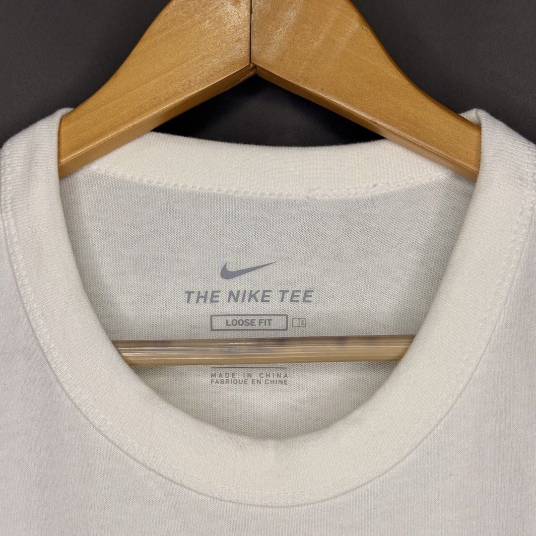 Nike Sportswear Swoosh Pocket Tee (Category: Activewear) located in Marikina City. Submitted by aalibabyy (Listing ID 1457743621, Image 3). Description: Nike Sportswear Swoosh Pocket Tee Excellent Condition No Issue Size: Medium Length: 27" Width: 20" ₱750.