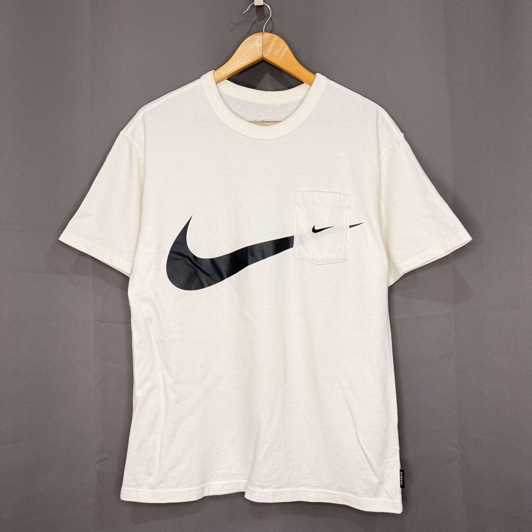 Nike Sportswear Swoosh Pocket Tee (Category: Activewear) located in Marikina City. Submitted by aalibabyy (Listing ID 1457743621, Image 2). Description: Nike Sportswear Swoosh Pocket Tee Excellent Condition No Issue Size: Medium Length: 27" Width: 20" ₱750.