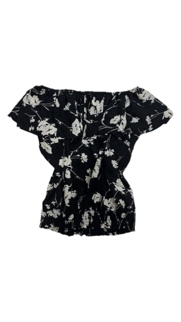 off shoulder (Category: Other Tops) located in Kuching. Submitted by yzhnyu (Listing ID 1457847017, Image 1). Description: .