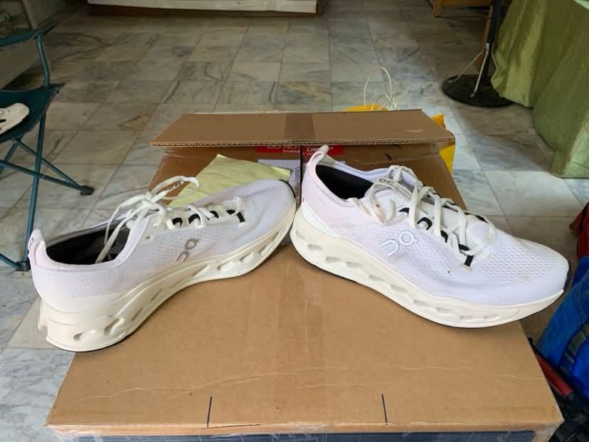 On cloud - Cloudsurfer (Category: Sneakers) located in Manila. Submitted by silverstar_734c27 (Listing ID 1457733526, Image 2). Description: FS: On Cloud - Cloudsurfer Running Shoes for Men Color: white Size: 11 Price: ₱7,000 Location: Cainta Rizal.