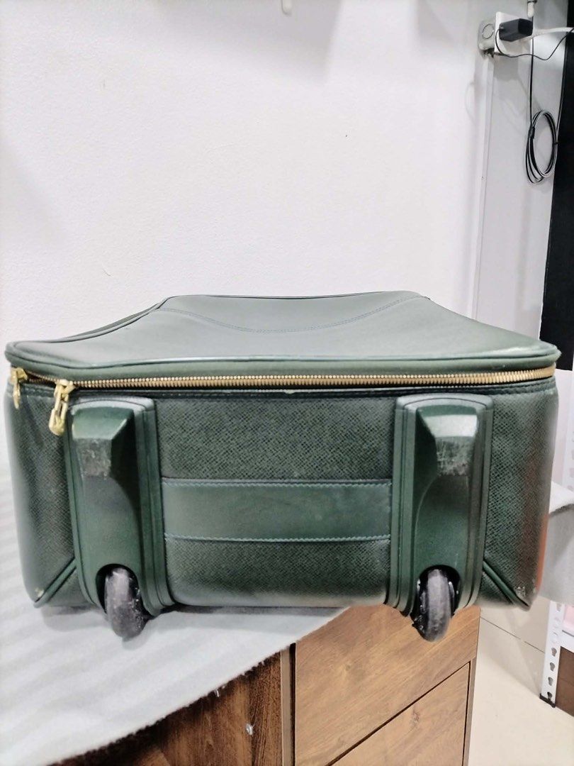 orig lv taiga 7kgs bag (Category: Luxury Bags & Wallets) located in Quezon City. Submitted by jhen141414 (Listing ID 1457724654, Image 2). Description: orig moneyback guaranteed lifetime if proven fake peeowned 2nd hand guaranteed usable test all u want can pick up anytime at timog branch of ours..