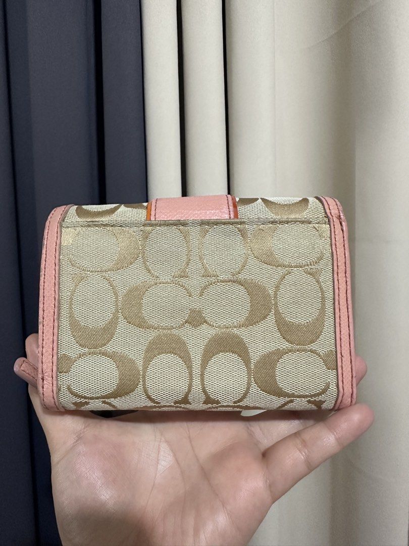 ORIG Vintage Coach trifold wallet (Category: Wallets & Card holders) located in Dagupan City. Submitted by merry_maryyydeclutters (Listing ID 1457804852, Image 2). Description: Authentic 💯 From 🇯🇵 Tamad na to repaint so selling low. Canvas is still so pretty 👛 just the inside. Leather is in pink color, Ykk zipper Negotiable for sure buyers only. Actual item & photos posted ( PLEASE SEE PICTURES FOR THE ISSUES AND SIGNS OF USE)🫶🏻.