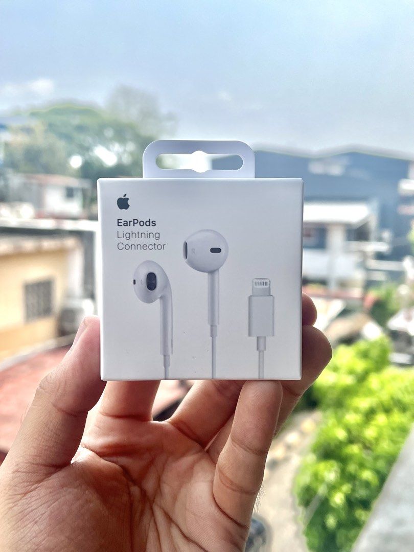 Original Apple EarPods Lightning (Category: Earphones) located in Manila. Submitted by _ferdss (Listing ID 1457767592, Image 1). Description: Plug and Play ✅ Condition: Brandnew ✅ 100% Working ✅ 📍Pick Up / Deliver Via lalamove 🚚.