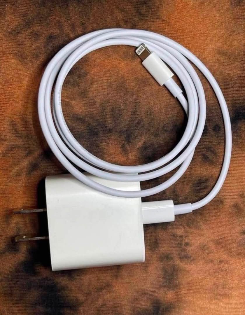 Original Iphone Charger (Category: Chargers & Cables) located in Davao. Submitted by _zenartmmy (Listing ID 1457810189, Image 1). Description: Selling this original USB-C to lightning adapter and cord. RFS: Di na magamit kay nag upgrade nag phone. No issue po and still working perfectly fine For pick up or delivery can do ship 📍DOWNTOWN LOC.