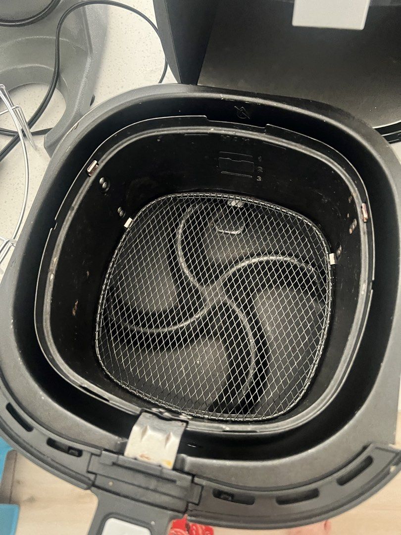 Philips Air Fryer (Category: Fryers) located in Quezon City. Submitted by chekho22 (Listing ID 1457762303, Image 3). Description: - no issues in good working condition hindi na po ginagamit. and barely used Black Philips Air Fryer - Features timer and temperature control - Removable basket for easy cleaning - Perfect for cooking fries, chicken, and more - In excellent working condition.