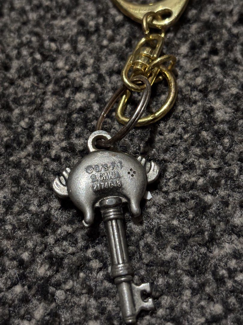 RARE One piece Metal Keychain (Category: Announcements) located in Bulacan. Submitted by thriftstarph (Listing ID 1457860362, Image 3). Description: PLEASE READ THE DESCRIPTION BELOW‼️ RARE One piece Metal Keychain Tony Tony Chopper From: Japan .