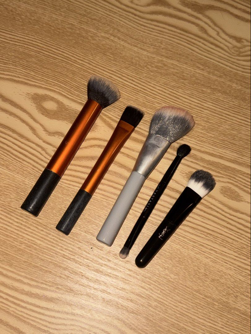 Real Techniques & Anastasia Beverly Hills Makeup Brushes Set (Category: Makeup) located in Taguig. Submitted by juju.archives (Listing ID 1457852997, Image 2). Description: - Set of 5 makeup brushes - Includes Real Techniques brushes (orange handles) - Also includes Anastasia Beverly Hills eyeshadow brush, muji blush brush, and ysl foundation brush. - Ideal for foundation, powder, and eyeshadow application - Some brushes show slight signs of use.
