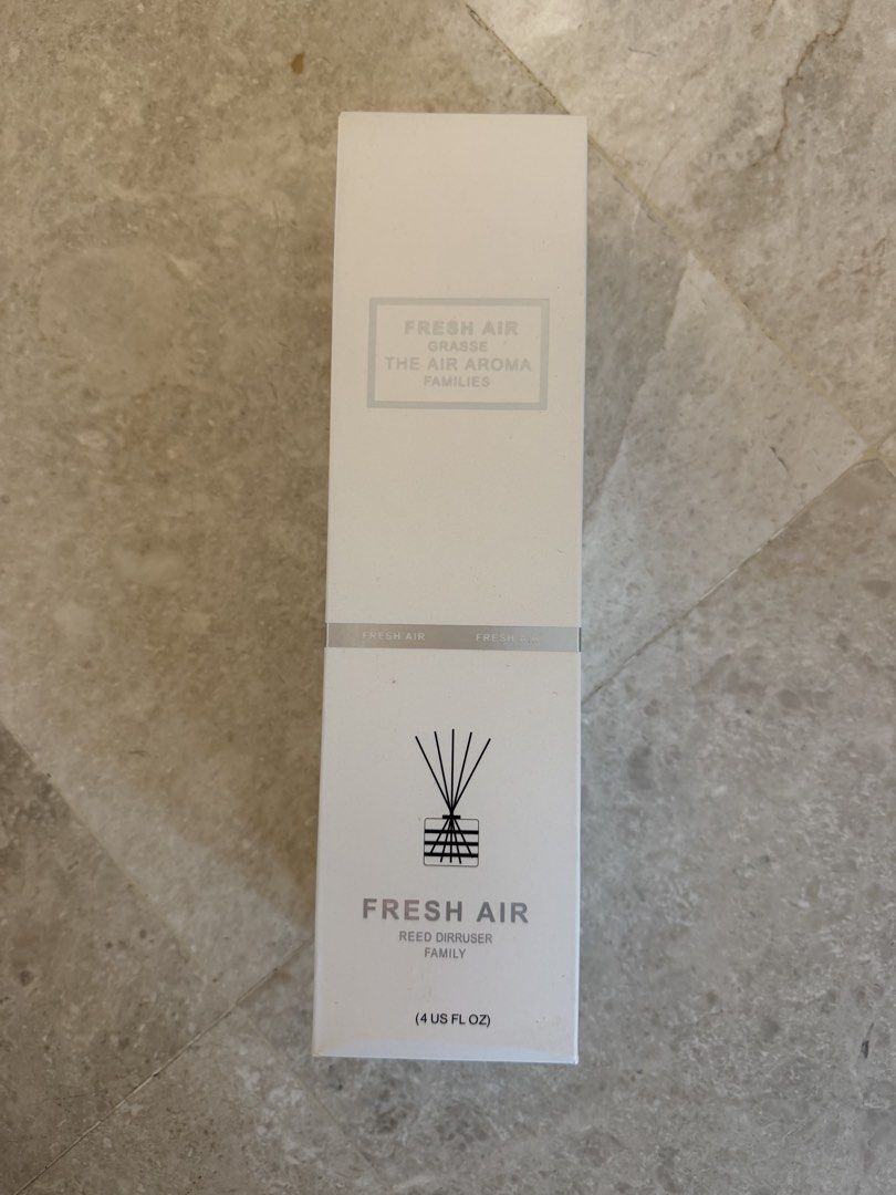 Reed diffuser (Category: Home Fragrance) located in Singapore. Submitted by snowyg (Listing ID 1457723638, Image 1). Description: Reed diffuser Home fragrance .