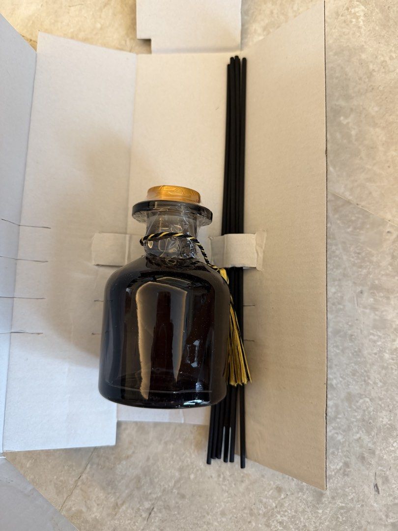 Reed diffuser (Category: Home Fragrance) located in Singapore. Submitted by snowyg (Listing ID 1457723638, Image 2). Description: Reed diffuser Home fragrance .