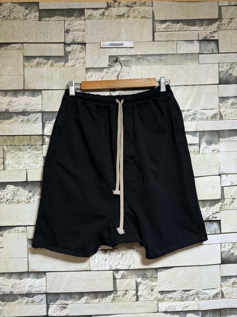 RICK OWENS DRKSHDW POD DRAWSTRING SHORTS BLACK (Category: Shorts) located in Santa Rosa. Submitted by alejon007 (Listing ID 1457750348, Image 2). Description: RICK OWENS DRKSHDW POD DRAWSTRING SHORTS BLACK Excellent condition No issues Size fit 30-32 x 21 length PRIC 1⃣2⃣8⃣0⃣ PM.