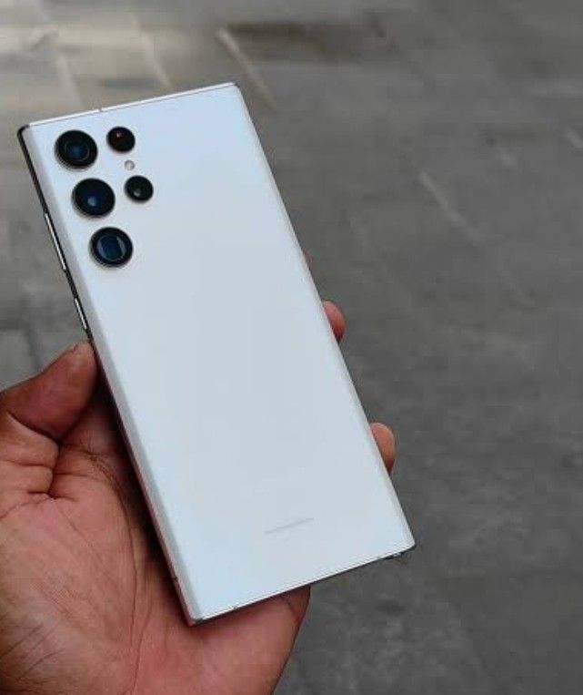 Galaxy S22 Ultra 256GB White(no issue) (Category: Samsung) located in Candelaria. Submitted by mac.user (Listing ID 1457803398, Image 2). Description: Rush - No issue lowest in the Market complete box 100x zoom.