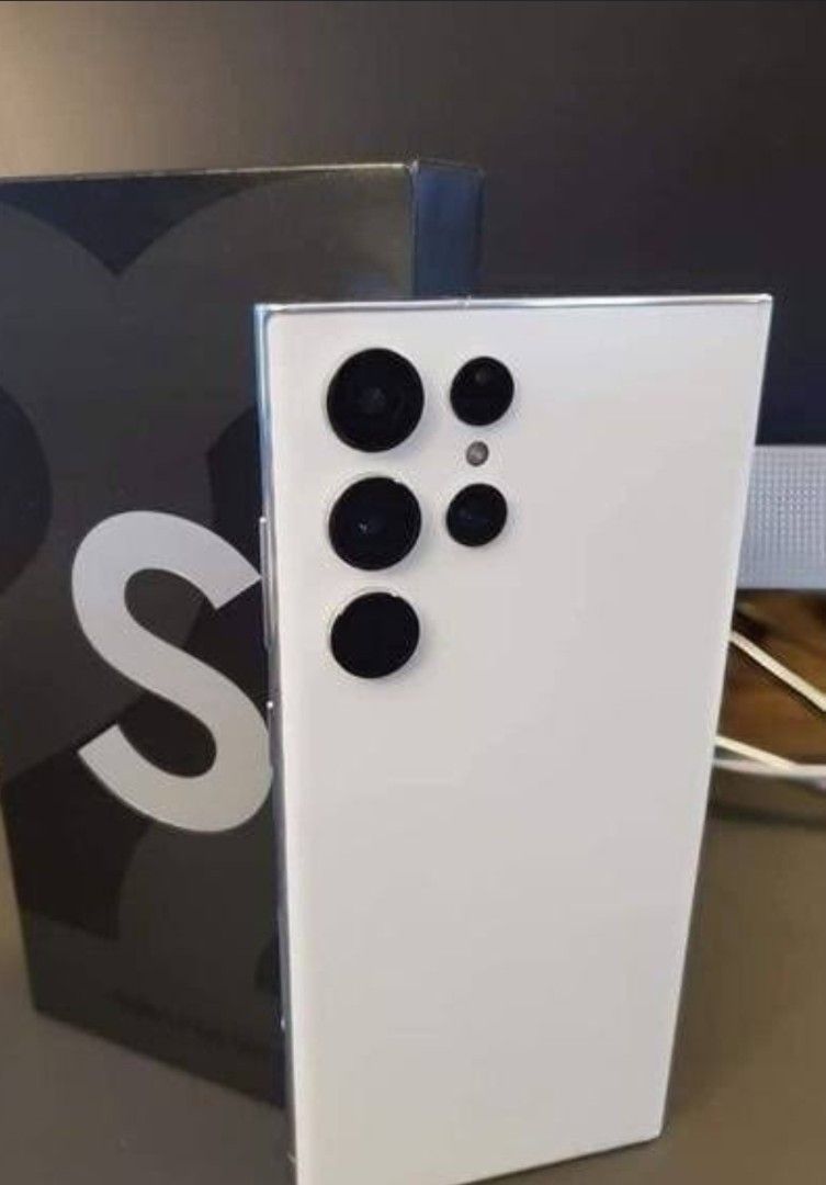 Galaxy S22 Ultra 256GB White(no issue) (Category: Samsung) located in Candelaria. Submitted by mac.user (Listing ID 1457803398, Image 3). Description: Rush - No issue lowest in the Market complete box 100x zoom.
