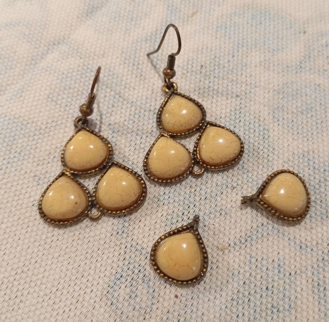SALE: PARFOIS EARRINGS (Category: Earrings) located in Makati City. Submitted by fr_lll (Listing ID 1457786217, Image 3). Description: SALE: PARFOIS EARRINGS Parfois Earrings Brand : Parfois Condition : Used 3x only. The dangling part of one piece broke off, so I broke it's pair to match. Save for this, the pair is in good wearable condition. Selling this as someone else might be interested in having item for use now, or repair? *No packaging inc
