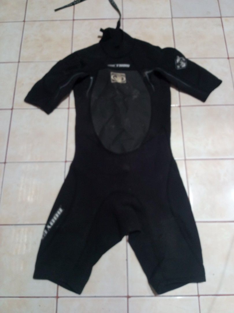 Scuba diving gear (Category: Other Sports Equipment and Supplies) located in Cavite. Submitted by goodluckythrifty (Listing ID 1457795992, Image 1). Description: .