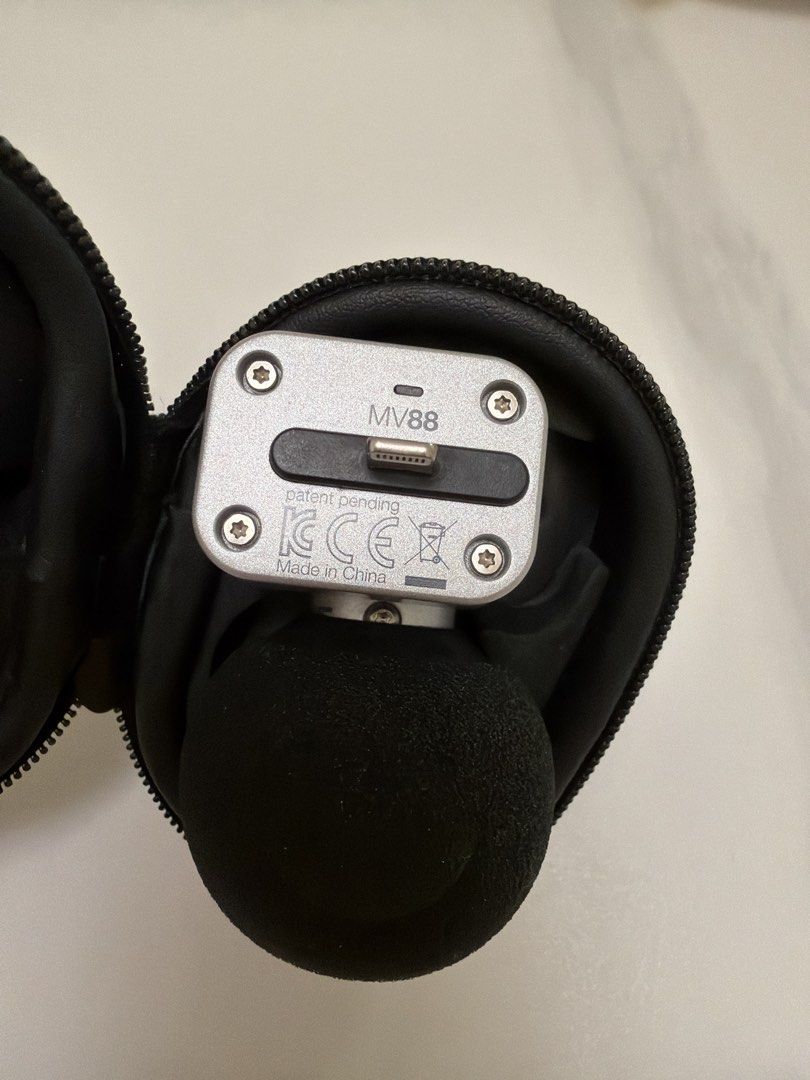 Shure MV88 Audio Mic with Case （分類：咪高風/麥克風）位於 Hong Kong。 由 mycatissupercute 提交（商品編號 1457871765，圖片 2）。簡介： Shure MV88+ microphone. Comes with its original carrying case. Connects via Lightning. Great for recording audio on your phone. Compact and portable. Easy to set up and use. Perfect for content creators.。