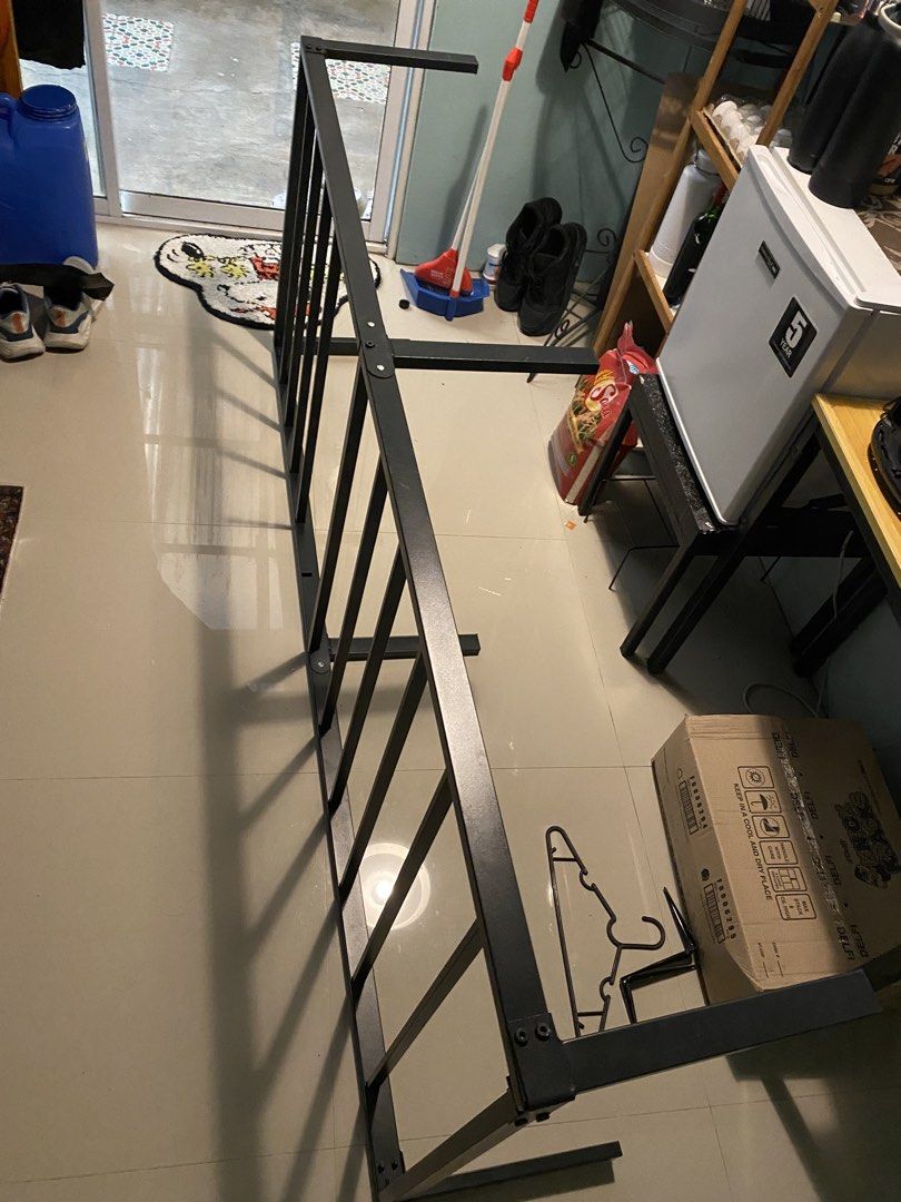 Single Bedframe (Category: Bed Frames & Mattresses) located in Caloocan City. Submitted by bravefox.c1078f (Listing ID 1457719755, Image 2). Description: bought from shoppee, good condition im 96kg and it works fine, might need to put corner of room as it moves a bit. alabang area/bf homes.