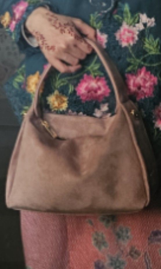 SOMETIMES LEARA SUEDE (Category: Shoulder Bags) located in Kuala Selangor. Submitted by _dhnna (Listing ID 1457825708, Image 2). Description: Hii I'm decluttering my wardrobe so I nak let go my leara bag from sometime! still like new, I only pakai for 2 times only. comes with dust bag but not box (dah buang 🫤) nak let go RM95 FREE POSTAGE. sorry price cannot go lower anymore sbb dah murahhh sangat. I accept payment thru online banking / tng ewal