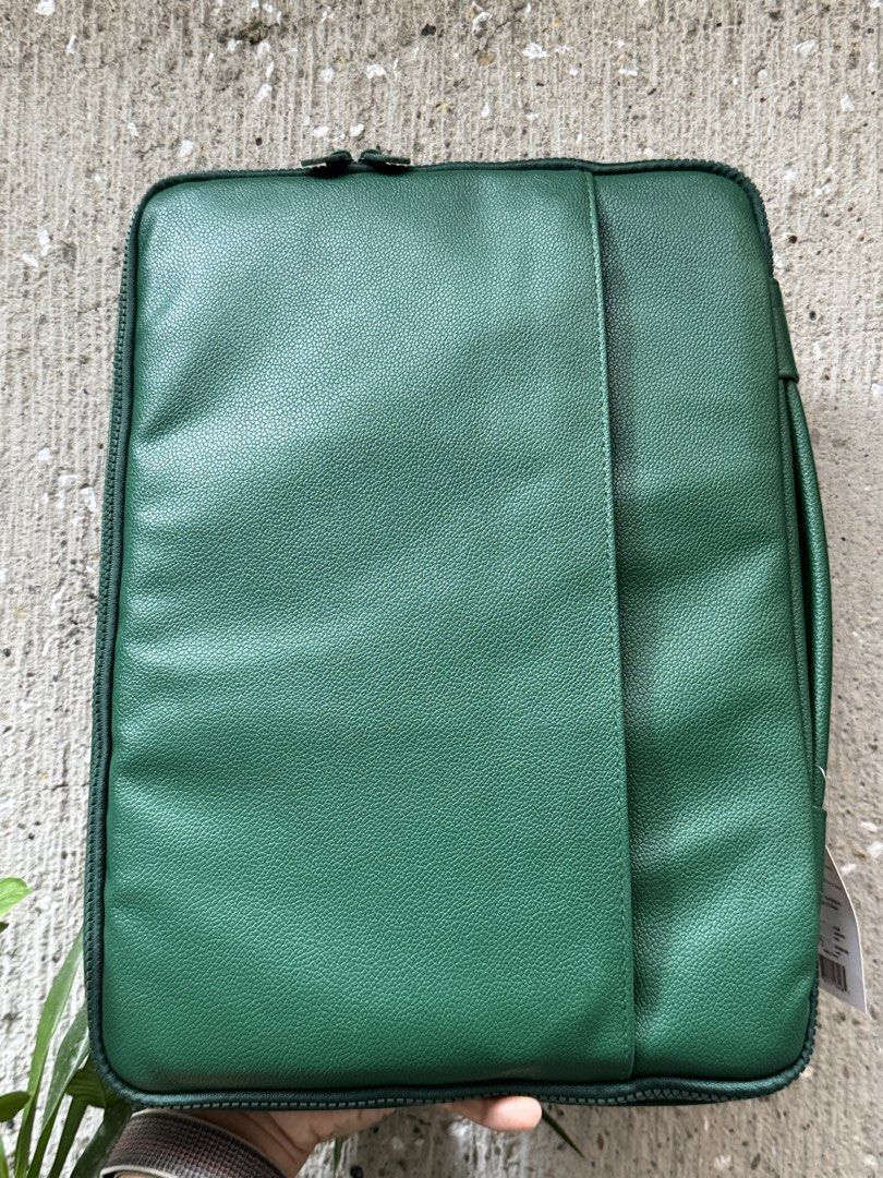 Starbucks Laptop Sleeves (Category: Cases & Sleeves) located in Paranaque City. Submitted by bcjav (Listing ID 1457768176, Image 2). Description: .