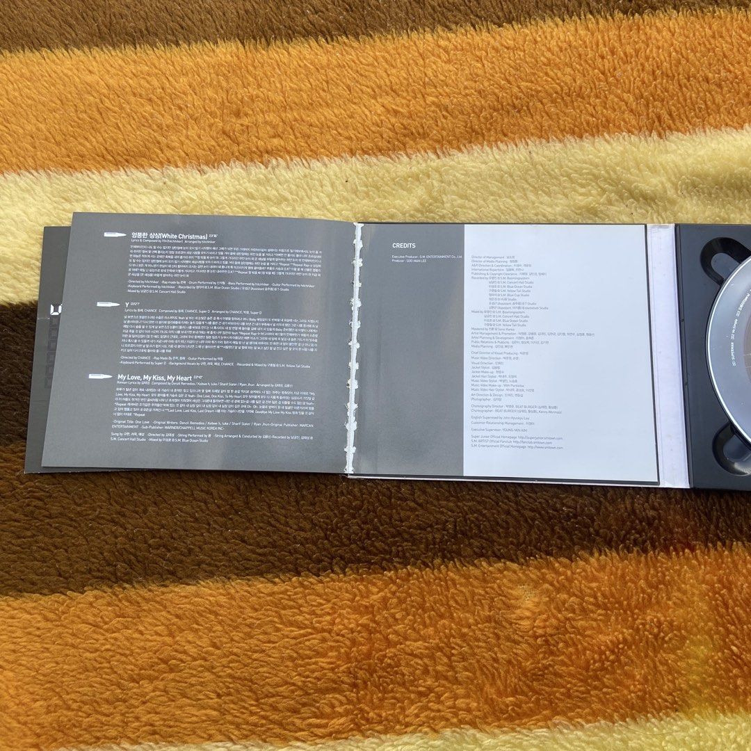 Super Junior – Volume 5 Mr Simple Limited Edition (Category: CDs & DVDs) located in Angeles City. Submitted by eriellynnthrifts (Listing ID 1457865277, Image 3). Description: the Super Junior Vol. 5 - Mr. Simple (Type CD K-pop CD album released by S.M. Entertainment in 2011, featuring a circular group concept photo design on a dark background.