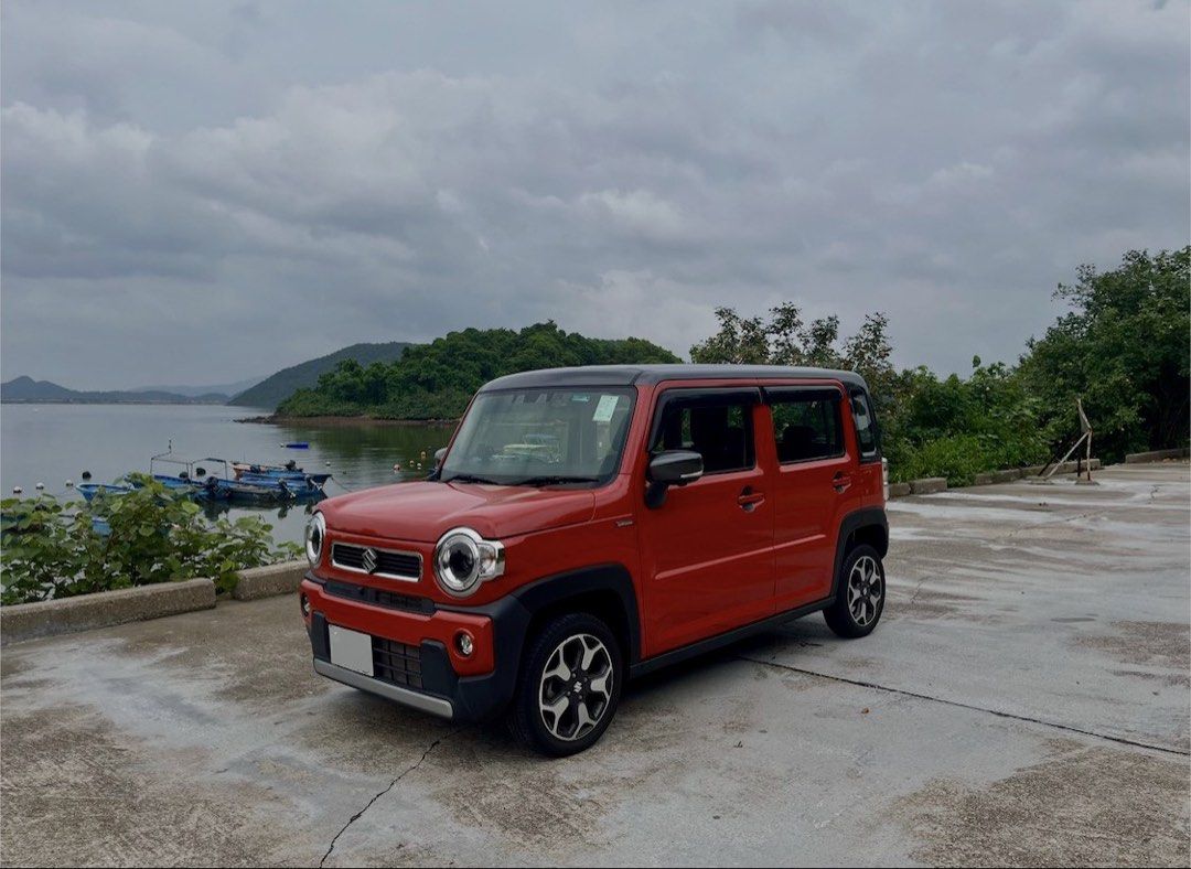 Suzuki Hustler Hybrid Auto （分類：車輛放售）位於 Hong Kong。 由 chessvt55558 提交（商品編號 1457791701，圖片 1）。簡介： 2021，混能5座 658cc 自動AT 0首、29xxx公里、橙黑色、黑籠、牌費至明年5月、360鏡頭Keyless泊車感應 Carplay。