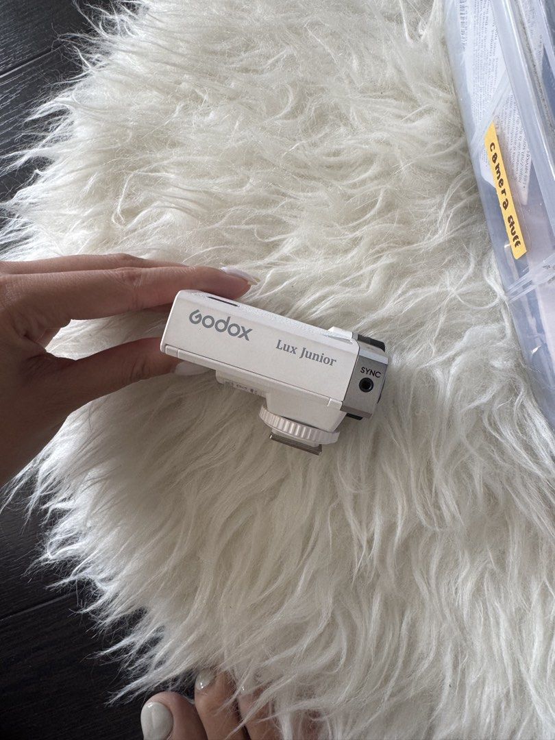 The Godox Lux Junior Retro Camera Flash in white (Category: Cameras) located in Muntinlupa City. Submitted by sofia.a03 (Listing ID 1457712801, Image 1). Description: .