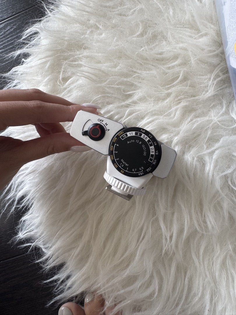 The Godox Lux Junior Retro Camera Flash in white (Category: Cameras) located in Muntinlupa City. Submitted by sofia.a03 (Listing ID 1457712801, Image 3). Description: .