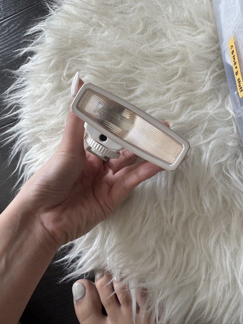 The Godox Lux Junior Retro Camera Flash in white (Category: Cameras) located in Muntinlupa City. Submitted by sofia.a03 (Listing ID 1457712801, Image 2). Description: .