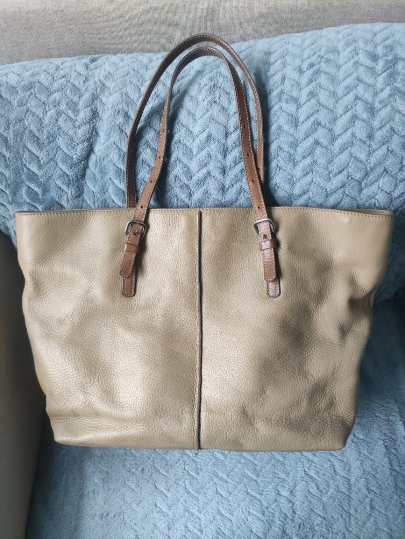 TOD'S Leather Tote Bag (Category: Luxury Bags & Wallets) located in Cainta. Submitted by kluxurychoices (Listing ID 1457780380, Image 3). Description: Authentic Tod's Tote Bag U.S bought very nice in actual .
