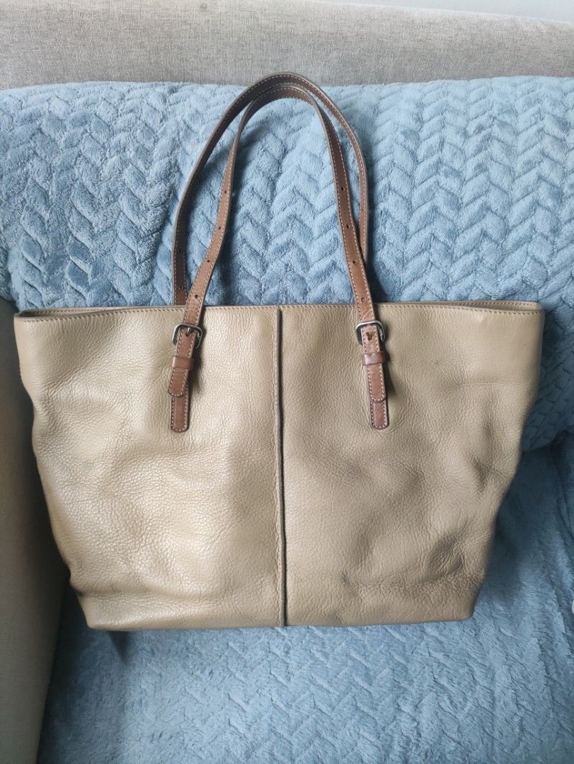 TOD'S Leather Tote Bag (Category: Luxury Bags & Wallets) located in Cainta. Submitted by kluxurychoices (Listing ID 1457780380, Image 2). Description: Authentic Tod's Tote Bag U.S bought very nice in actual .