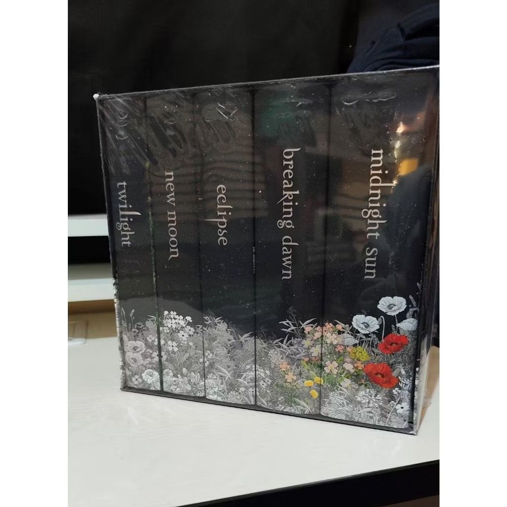 TWILIGHT SAGA DELUXE COLLECTION – HARDBOUND (Category: Storybooks) located in Manila. Submitted by pixelnprintlab (Listing ID 1457886085, Image 1). Description: 📚🌙 TWILIGHT SAGA DELUXE COLLECTION – HARDBOUND 🌙📚 A stunning hardbound 5-book collection for every Twilight fan! ✨ Featuring a beautiful and elegant deluxe design, this set is perfect for your bookshelf and collection. 🖤🌸 Includes: 📖 Twilight 📖 New Moon 📖 Eclipse 📖 Breaking Dawn