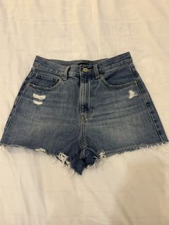(Category: ) located in . Submitted by capycloset (Listing ID 1457853466, Image 1). Description: .