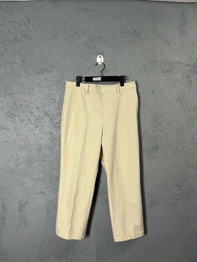 Uniqlo Heattech Beige Ankle Pants (Category: Chinos) located in Famy. Submitted by basicthrifted (Listing ID 1457837348, Image 1). Description: - Uniqlo Heattech Chinos - Color: Beige - Size: 32 Waist, 33 Inseam - Material: Polyester, Rayon, Acrylic, Polyurethane - Features: Designed for warmth (Heattech technology) - Fit: Straight Leg - Condition: Good.