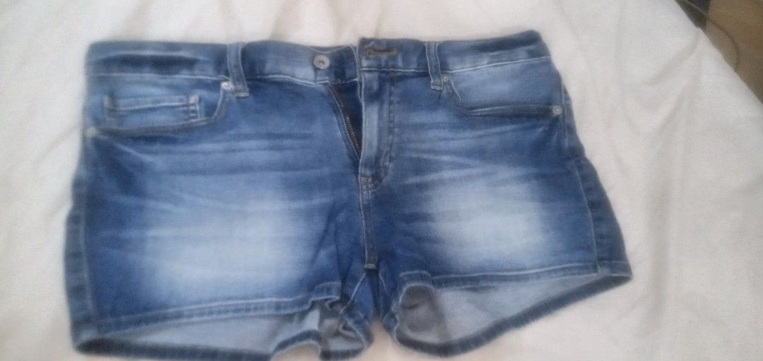 UNIQLO Ladies Shorts (Category: Shorts) located in Caloocan City. Submitted by teamgoodbuys (Listing ID 1457754480, Image 1). Description: UNIQLO Ladies short Shorts Waist 29" No issues .